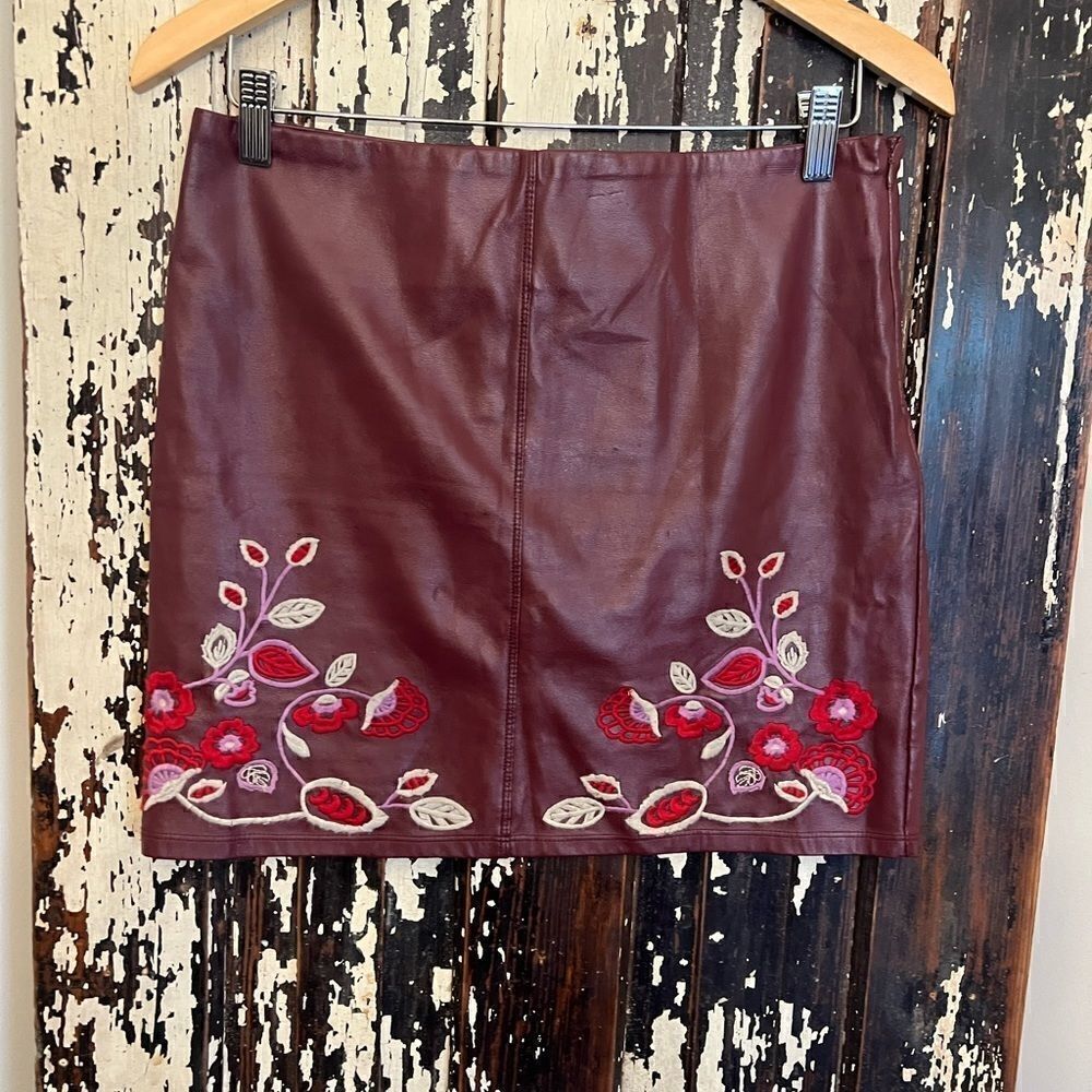 Romeo & Juliet Couture floral vegan leather skirt. Size M.